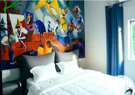 卢氏对于酒店的墙体彩绘而言更注重哪些方面?